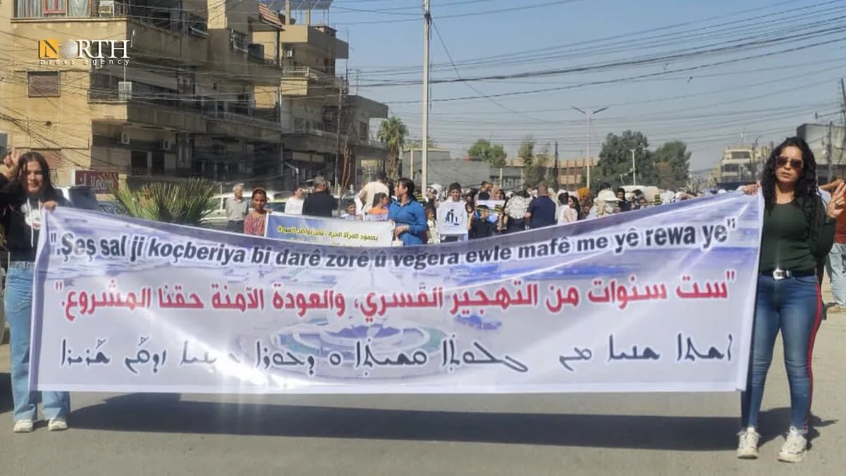 بعد ست سنوات من النزوح: وقفة احتجاجية لنازحي سري كانيه للمطالبة بعودة آمنة إلى ديارهم