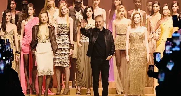 إيلي صعب يكشف عن رؤية جريئة للمرأة في مجموعته لربيع وصيف 2026 بأسبوع الموضة في باريس