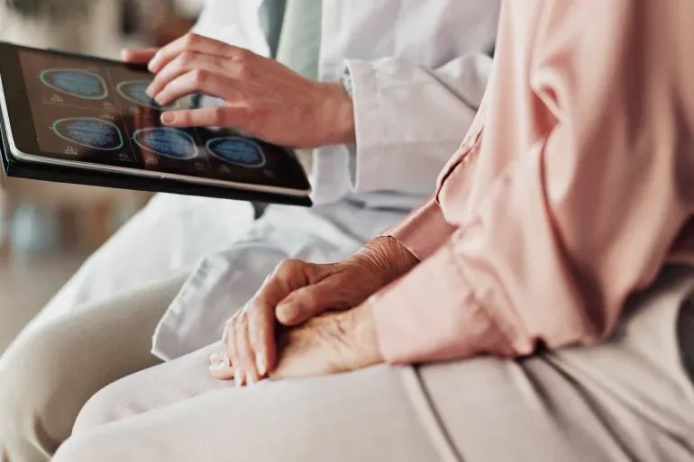 دراسة تكشف: اختبار بول بسيط ينذر بالخرف قبل عقود من ظهور الأعراض