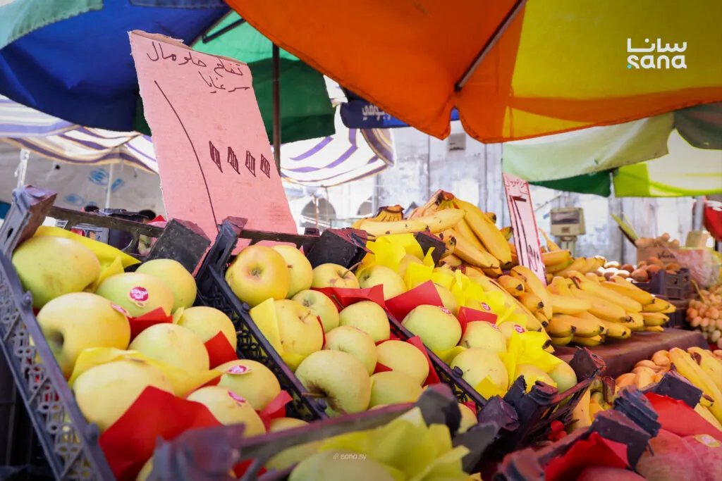 نظرة على أسعار الفواكه والخضروات في سوق برزة بدمشق اليوم بعدسة سانا
