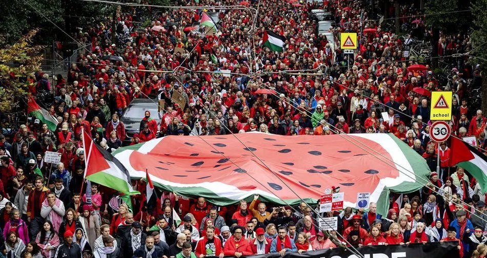 أمستردام: ربع مليون متظاهر يطالبون بإنهاء الحرب على غزة في مسيرة حاشدة