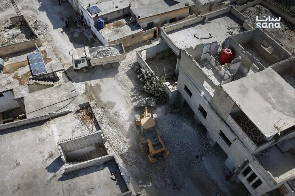 حملة مكثفة لإزالة آثار الدمار وإعادة الحياة إلى ريف حماة الشمالي الغربي