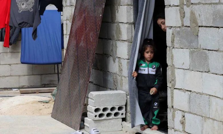 أمانة في مخيم: لاجئ سوري يعيد 112 ألف دولار وذهباً عثر عليه في القمامة