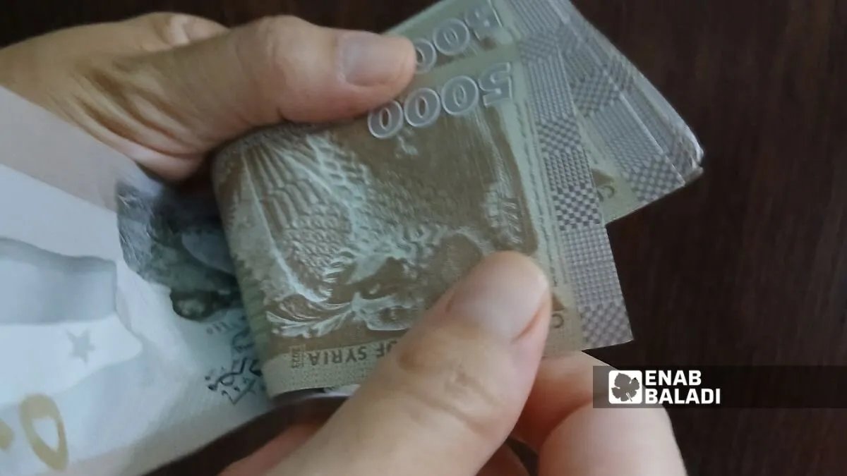 ارتفاع جنوني للدولار والذهب في سوريا: ما الأسباب الجذرية وتوقعات الخبراء؟