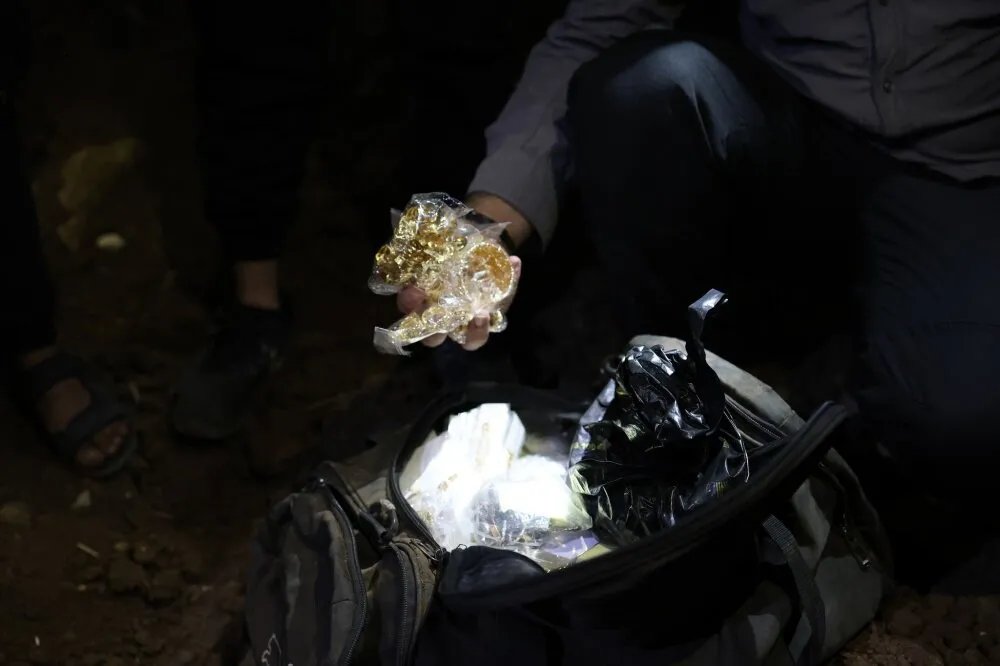 درعا: الأمن الداخلي يستعيد كمية كبيرة من الذهب المسروق ويقبض على أفراد عصابة