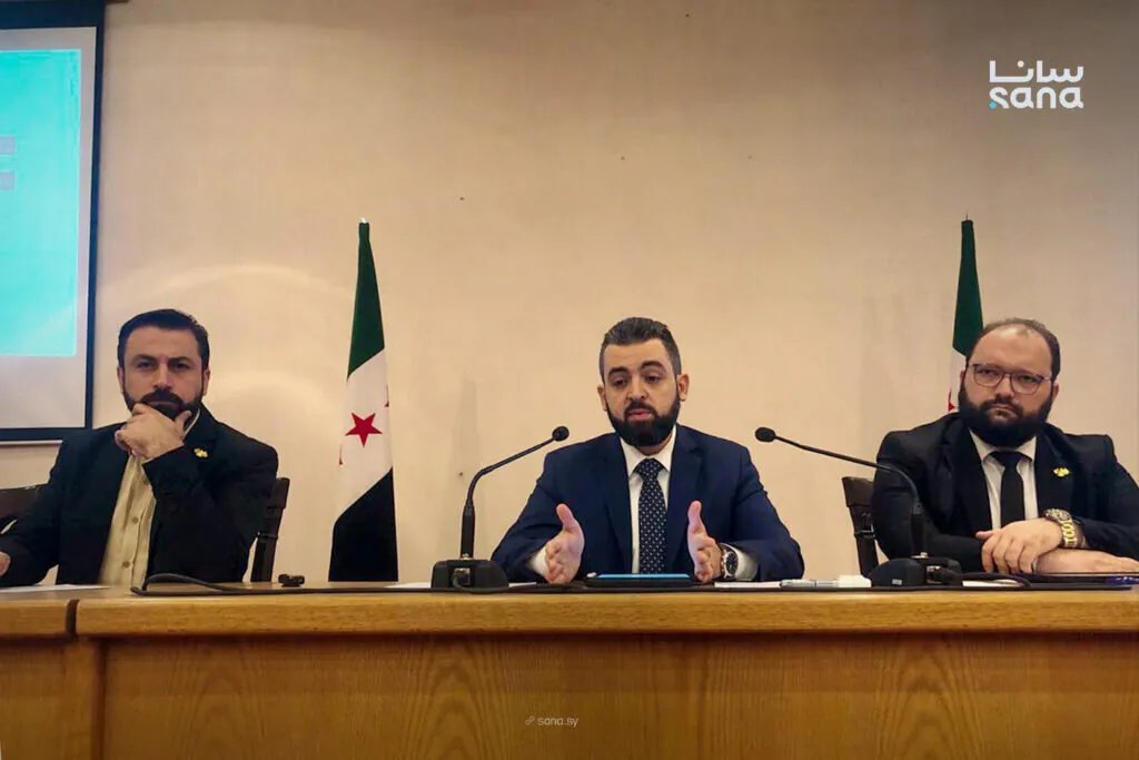 وزارة الإدارة المحلية والبيئة تستعرض خططها المستقبلية وآلية العمل المشترك مع المحافظات