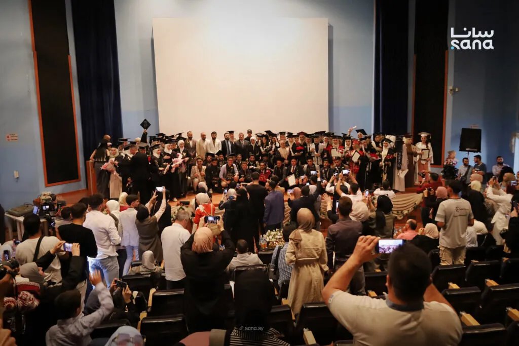 جامعة حماة تحتفي بتخريج 90 طالباً من المعهد التقاني الطبي وتكرم المتفوقين