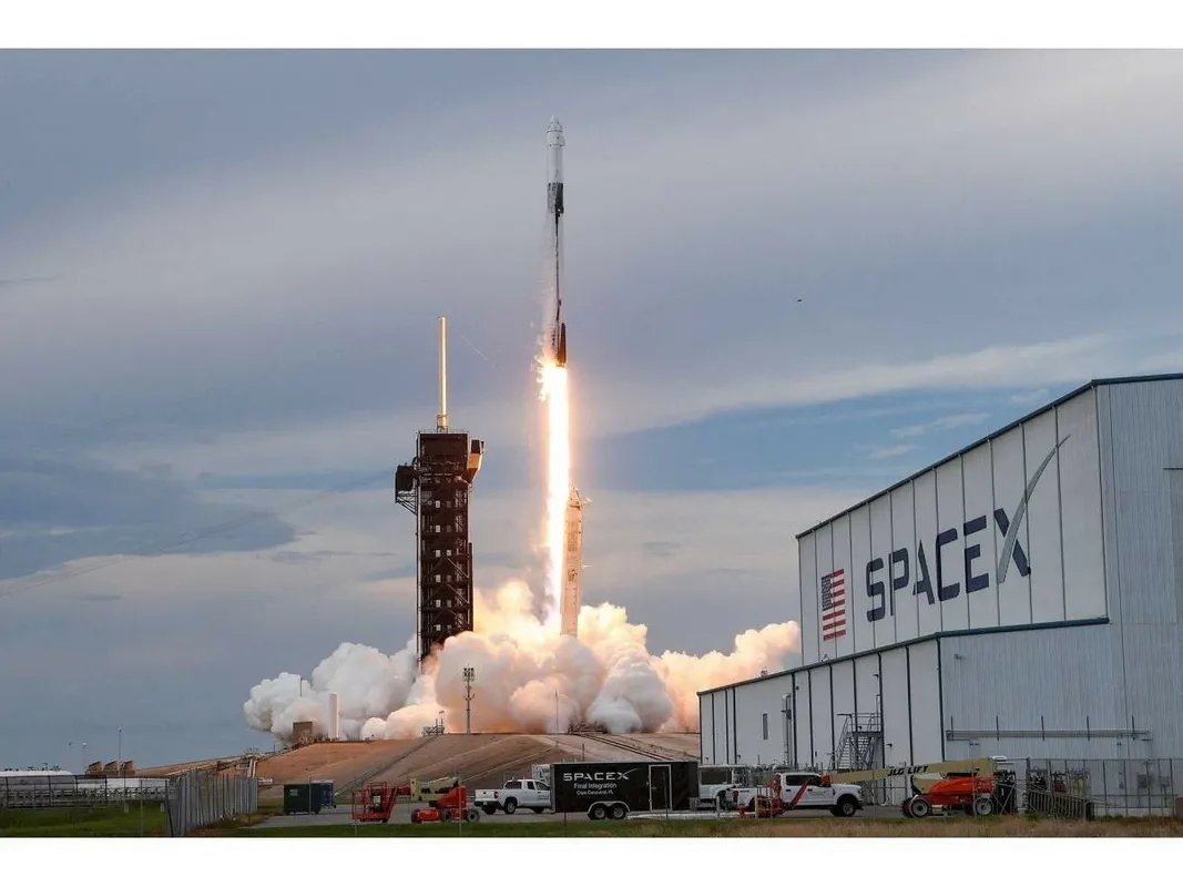 سبيس إكس تزيد من كوكبة ستارلينك بإطلاق 28 قمراً صناعياً جديداً