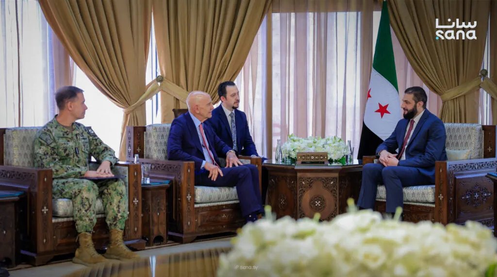 الرئيس الشرع يستقبل مبعوثًا أمريكيًا وقائد القيادة المركزية في دمشق لبحث التطورات في سوريا