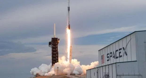 سبيس إكس تطلق بنجاح 28 قمراً صناعياً جديداً من طراز ستارلينك