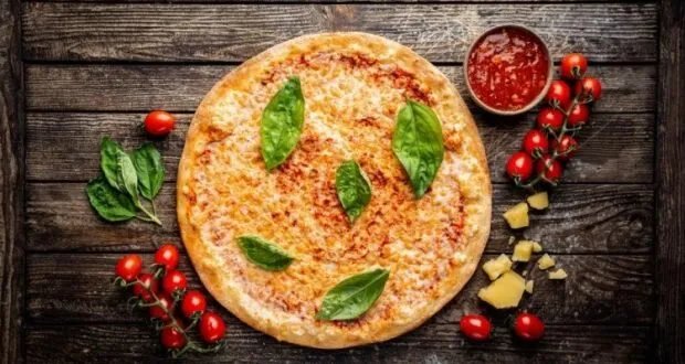 أسرار تحضير بيتزا مارجريتا الإيطالية الأصيلة في منزلك