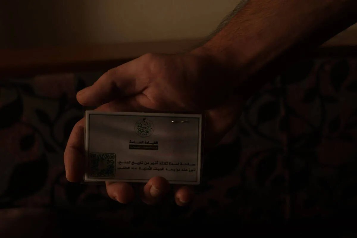 مقاتلون سابقون في جيش الأسد يختبئون مع تعثر عملية التسريح