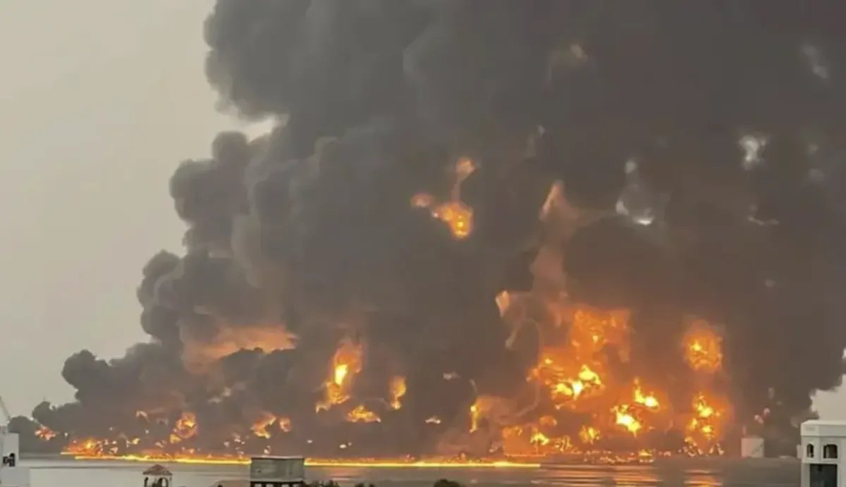 تصاعد التوتر: ضربة أمريكية تدمر ميناء رأس عيسى اليمني والحوثيون يعلنون عن خسائر فادحة