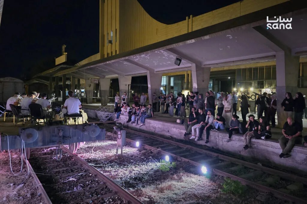 فرقة "أعواد جدل" تُحيي أمسية موسيقية ساحرة في محطة قطار حمص ضمن فعاليات معرض طريق