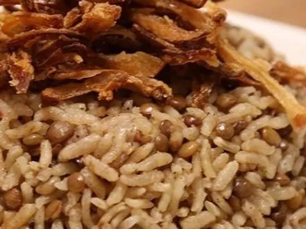 طريقة تحضير المجدرة الشهية: وصفة سهلة ومغذية