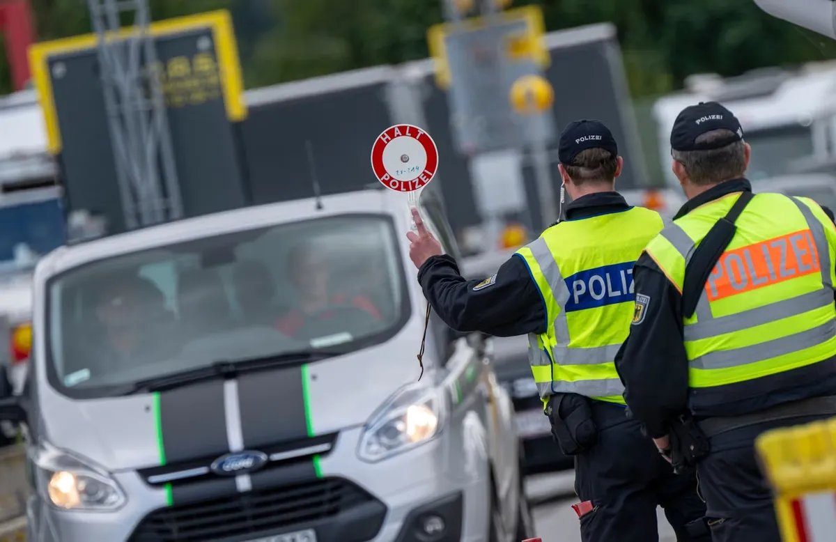 ألمانيا: مهرب يتخلى عن ثلاثة شبان سوريين قرب الحدود النمساوية في بافاريا