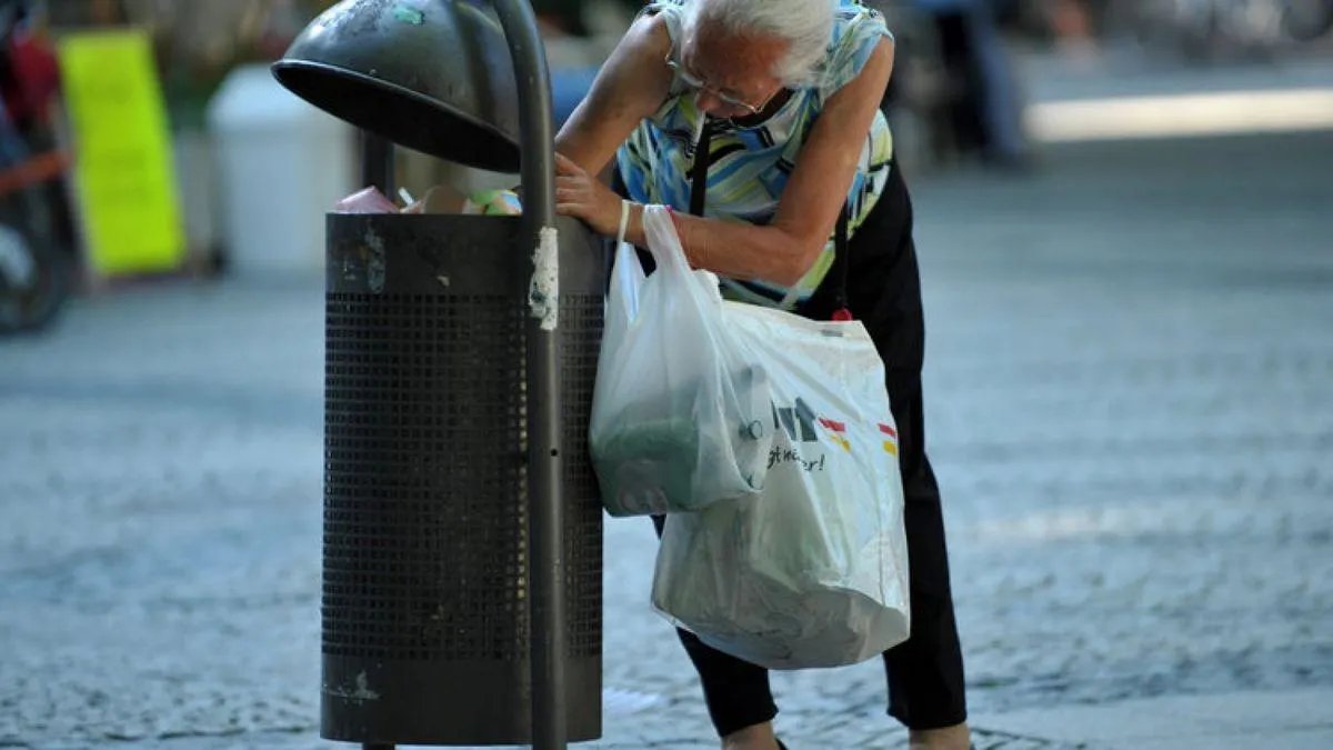 شجار عنيف في ألمانيا بسبب خلاف على عبوات فارغة يتحول إلى اعتداء بزجاجة وقهوة ساخنة