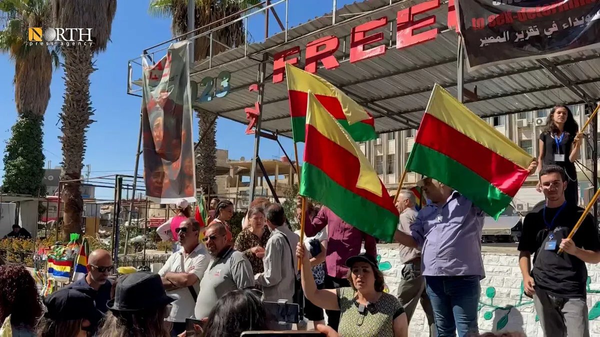 السويداء: وقفة تضامنية تندد بأحداث العنف في الأحياء الكردية بحلب