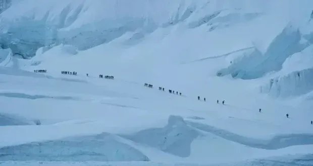 نجاة مئات المتسلقين: إجلاء جماعي من وادي ناءٍ في التبت بعد عاصفة إيفرست