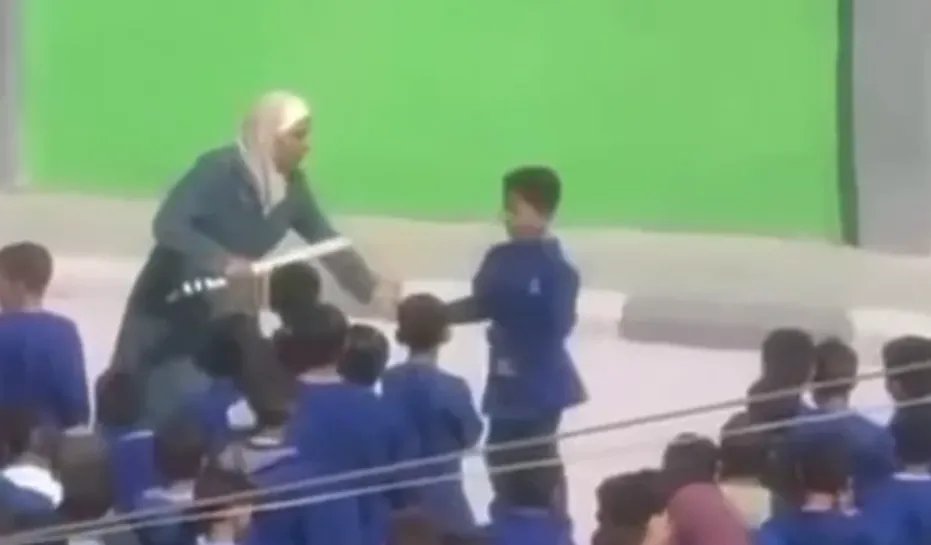 ريف دمشق: إيقاف مديرة مدرسة في داريا بعد انتشار فيديو تعنيف الطلاب