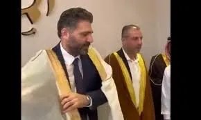 وزير الثقافة السوري يعتذر بعد لقائه شخصية مرتبطة بالنظام السابق