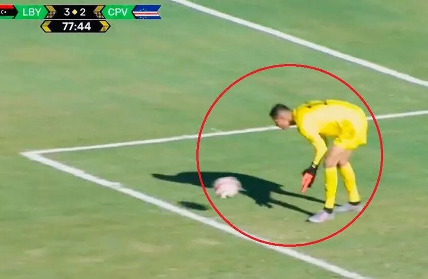 خطأ فادح يكلف ليبيا فوزاً ثميناً: شاهد هفوة حارس المرمى الوحيشي أمام الرأس الأخضر
