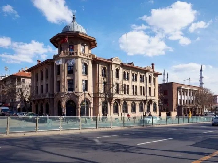 حقيقة تعيين دنيز بوستاني في مركز يونس إمره بدمشق: مصادر تكشف كواليس المحاولة الفاشلة