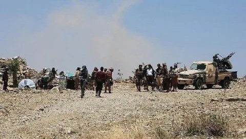 تصعيد خطير: أنصار الله تتبنى هجمات جديدة على إسرائيل وحاملات طائرات أمريكية رداً على غارات دامية