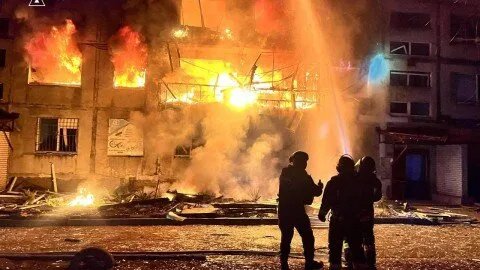 تصعيد في أوكرانيا: قتلى وجرحى بقصف روسي شرقي البلاد وحرائق بمنشآت طاقة روسية إثر هجمات مسيّرة