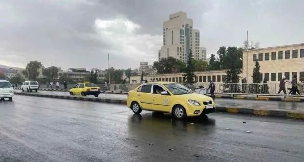 نصائح مرورية هامة: كيف تحافظ على سلامتك أثناء القيادة في الأمطار؟