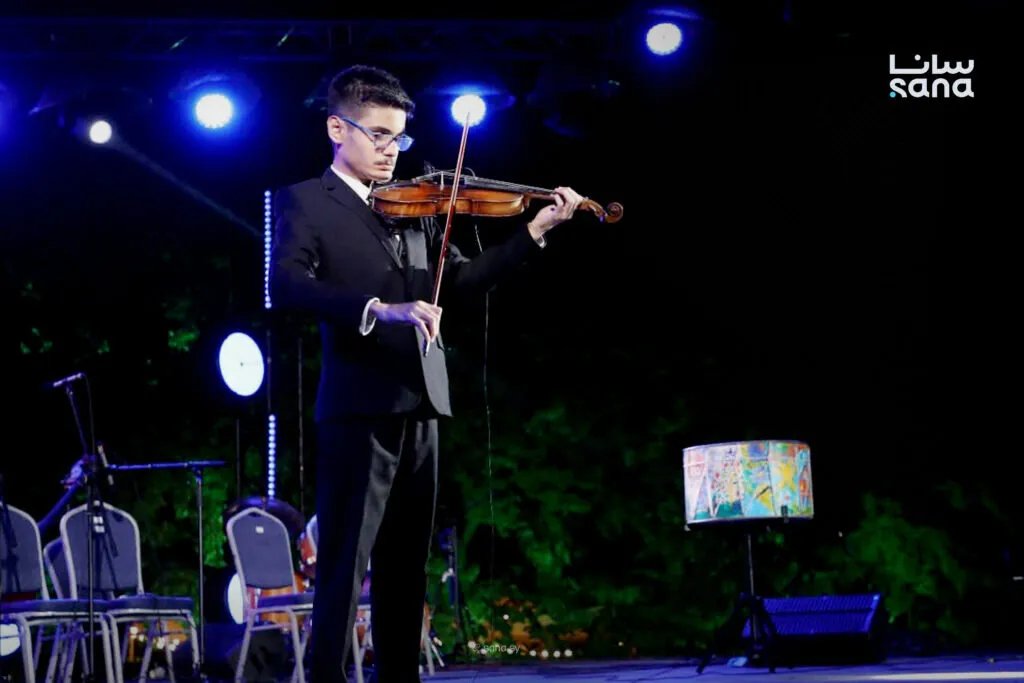 ميشيل حنوش: شاب سوري يتحدى الإعاقة بالإرادة والإبداع في الغناء الأوبرالي وعزف الكمان