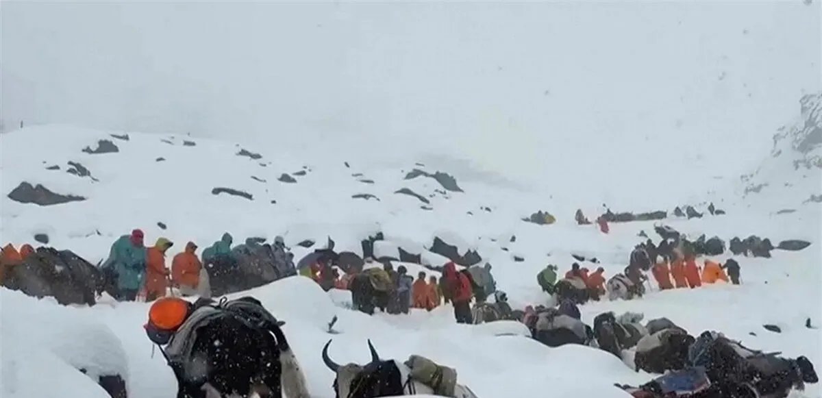 نجاة 900 شخص بأعجوبة بعد عاصفة ثلجية تضرب جبل إيفرست