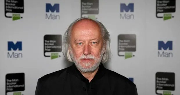 لازلو كراسناهوركاي المجري يفوز بجائزة نوبل للآداب 2025: تقدير لمسيرة أدبية آسرة