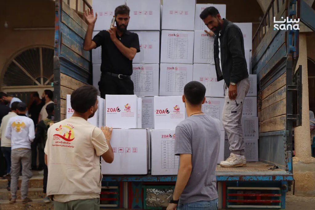 هيئة مار أفرام توزع مساعدات غذائية وصحية للعائلات الوافدة في ريفي السويداء ودرعا