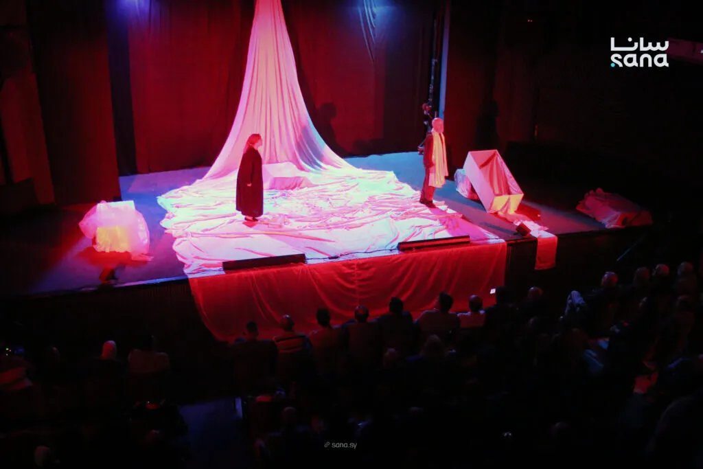 مسرحية "قماط وكفن" تضيء فعاليات مهرجان الماغوط في سلمية بعد غياب 15 عاماً