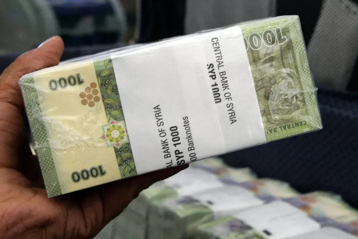 خبير اقتصادي يحذر من "التعويم المدار" ويشدد على أهمية استعادة الثقة بالليرة السورية