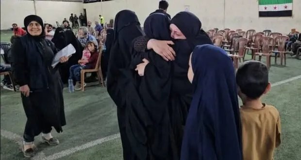 عودة جماعية: أكثر من 600 عائلة من مخيم العريشة بالحسكة تتوجه إلى مناطقها الأصلية