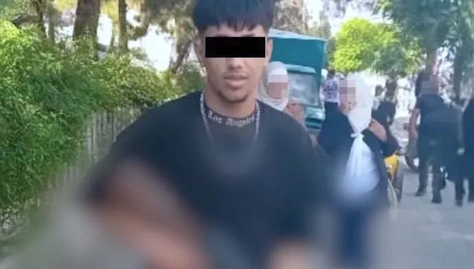 بعد ترحيله من ألمانيا: سوري يحمل كلاشينكوف في شوارع دمشق ويثير الجدل (فيديو)