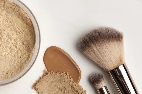 دليل شامل: مكياج مثالي للبشرة الدهنية بإطلالة طبيعية ومشرقة تدوم طويلاً