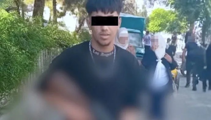 بعد ترحيله من ألمانيا.. سوري يحمل كلاشينكوف في شوارع دمشق