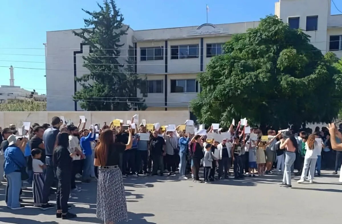 اللاذقية: احتجاجات سلمية للمطالبة بالأمان تواجه تحريضاً وتهديدات بالفصل بسبب اختطاف الطفل محمد قيس حيدر