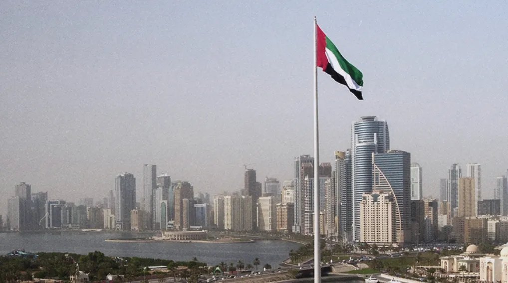 الإمارات تحظر استخدام اللهجة المحلية في الإعلام على غير المواطنين: خطوة لتعزيز الهوية الوطنية