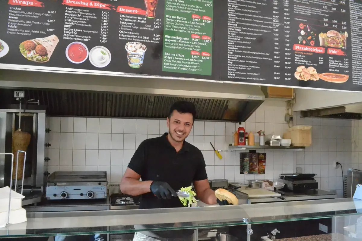 قصة نجاح ملهمة: مطعم سوري صغير يجذب الألمان بإقبال فاق التوقعات