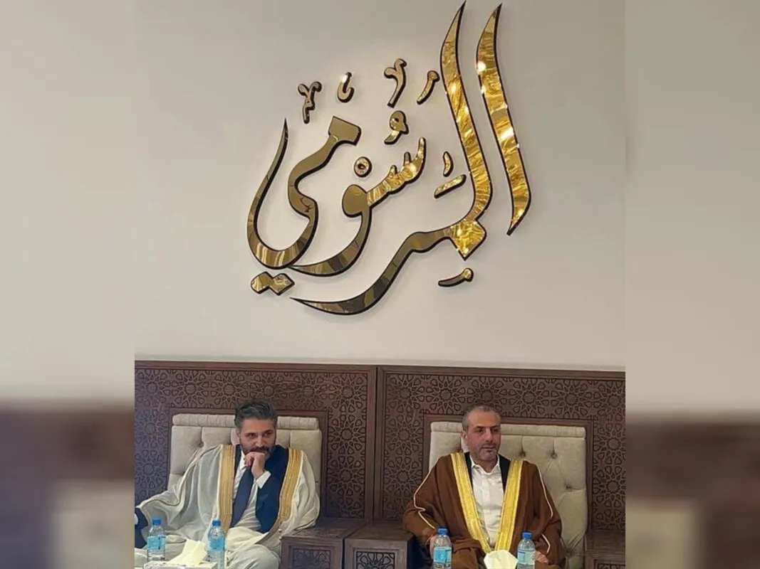 جدل صورة وزير الثقافة مع شخصية من النظام السابق: اعتذار وانقسام في الآراء