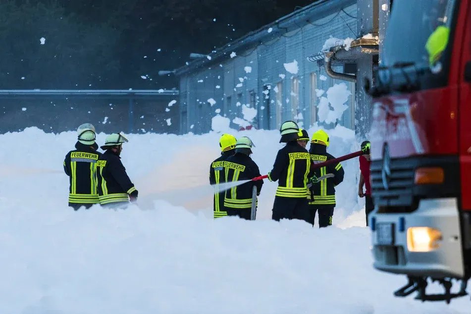 حادث غريب في ألمانيا: رجال الإطفاء يواجهون بحرًا من الرغوة في مصنع كيماويات ببراندنبورغ