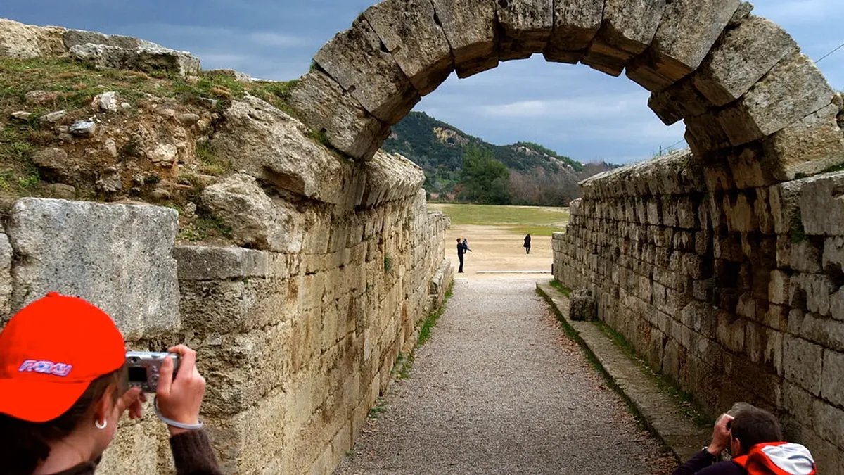 بعد 50 عامًا: ألمانية تعيد تاج عمود أثري مسروق إلى اليونان