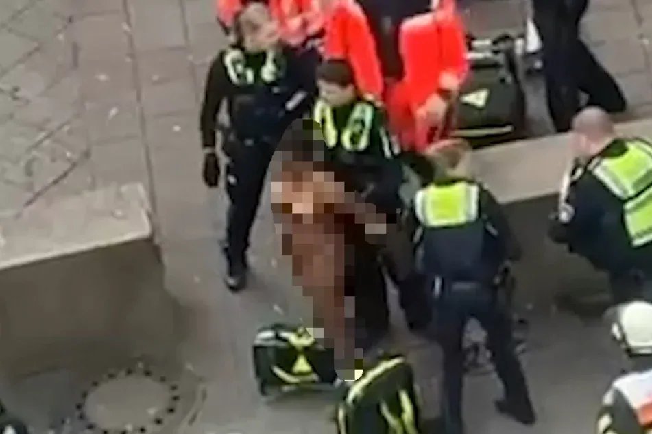 هامبورغ: امرأة تقفز من نافذة منزلها وتتعرى أمام المارة في مشهد صادم