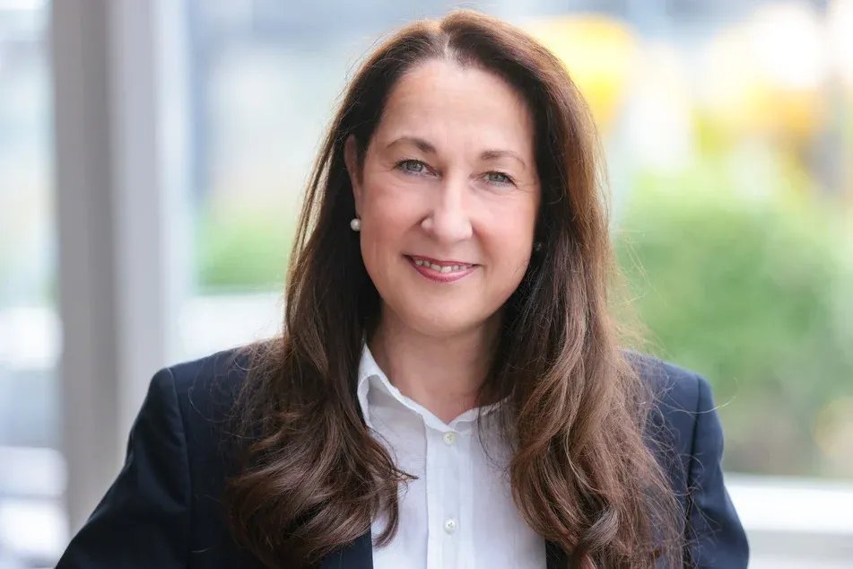 تفاصيل مروعة في قضية الاعتداء على رئيسة بلدية هيرديكه: الابنة المتبناة المشتبه بها الرئيسية