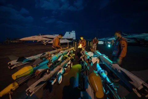 تصاعد القصف الأمريكي على اليمن: مجزرة في ميناء رأس عيسى و إدانات دولية واسعة