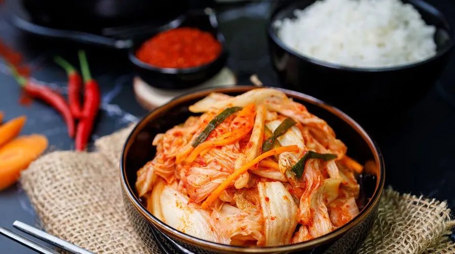 الكيمتشي: الطبق الكوري الخارق الذي يعزز صحة القلب ويخفض ضغط الدم والسكر